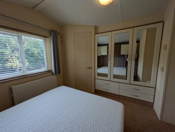 2011 Willerby Granada (38' x 12') - Image 7