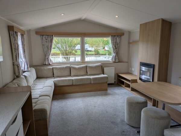 2014 Willerby Vacation (35′ x 12′) - Image 2